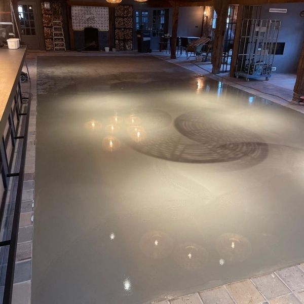 foto van Egaliseren van een cementdekvloer in restaurant