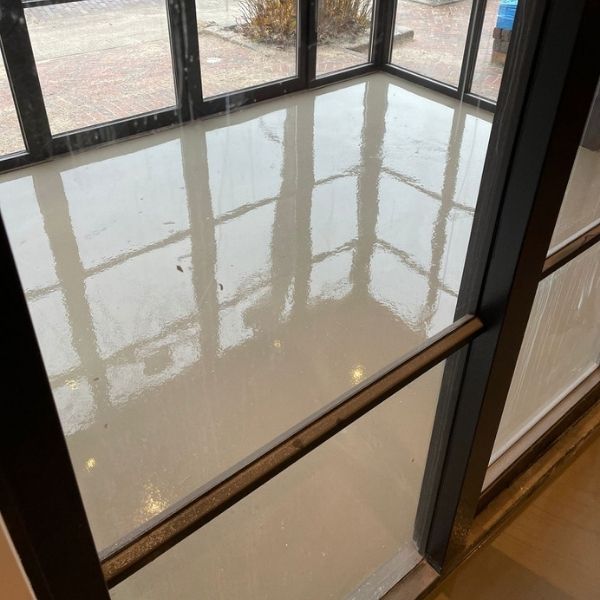 foto van Egaliseren van een hal van een restaurant